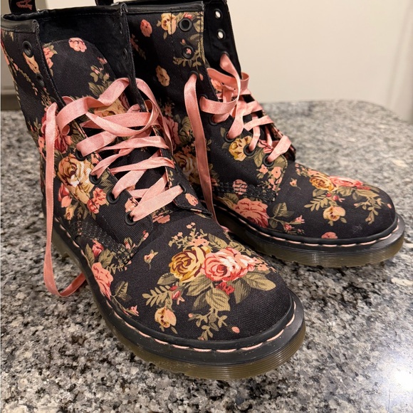 RARE Dr. Martens 1460 Victorian Floral boots-  Women’s sz 9 - Picture 3 of 10